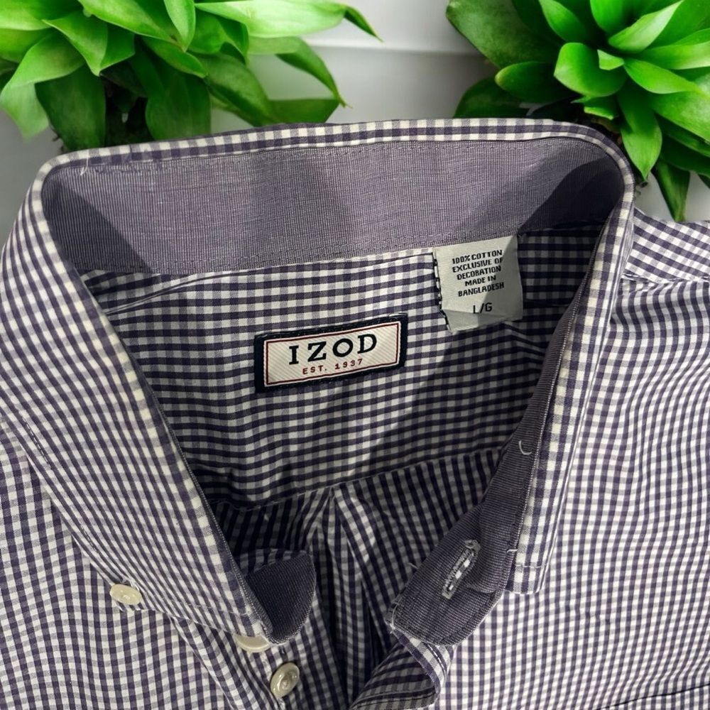IZOD PURPLE & WHITE CHECKERED BUTTON DOWN DRESS SHIRT. SIZE LARGE